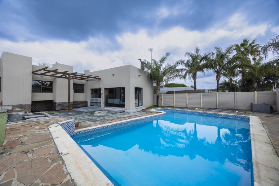 7 Bedroom Property for Sale in Plattekloof Western Cape